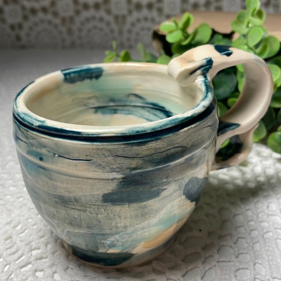 Handcrafted pottery mug - Picture 2 of 6